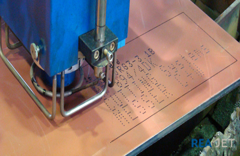 Foto: 7-Nozzle Large Character Ink Jet Printer - Alphanumerical marking of steel plates prior to plasma cutting process.