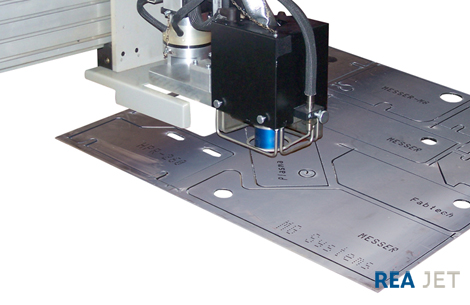 Foto: 7-Nozzle Large Character Ink Jet Printer - Alphanumerical marking of steel plates prior to plasma cutting process.