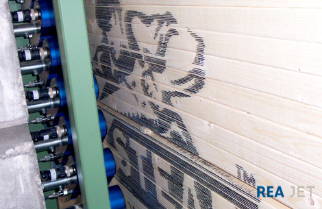 Foto: 32-nozzles Large Character printing system - The side of a wood stack marked with a 700x1200 mm high logo