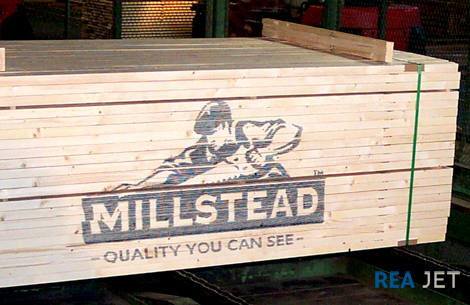 Foto: 32-nozzles Large Character printing system - The side of a wood stack marked with a 700x1200 mm high logo