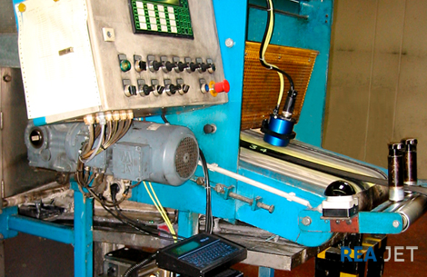 Foto: 16-nozzles Large Character marking system - Marking of green rubber for internal logistics