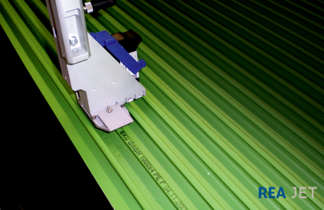 Foto: REA JET HR - High resolution printing system - HP-print technology - contact-free marking of extruded profile boards