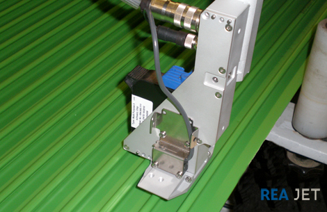 Foto: REA JET HR - High resolution printing system - HP-print technology - contact-free marking of extruded profile boards