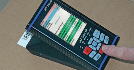 Weryfikator kodow kreskowych REA Check ER przenośny i mobilny REA Check ER to niewielkich rozmiarów, profesjonalny oraz nowoczesny weryfikator kodów kreskowych, pracujący zgodnie z normami ISO/IEC 15416 jak i ANSI X3.182
